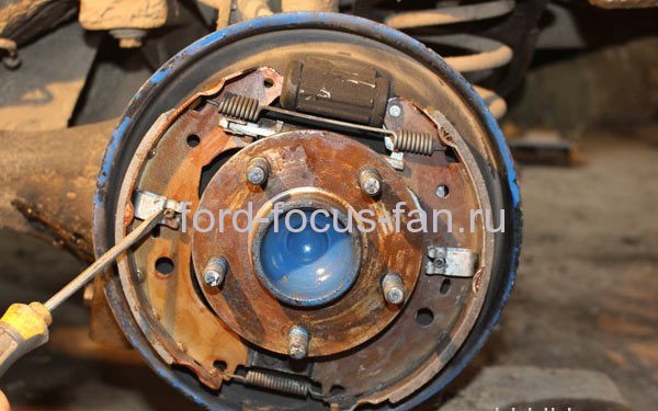 Отсоединить трос ручника 