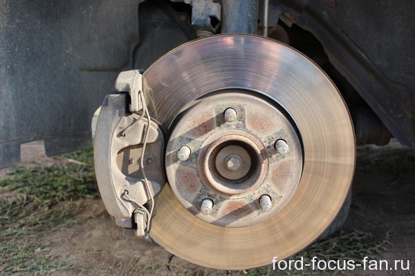 передние тормозные колодки