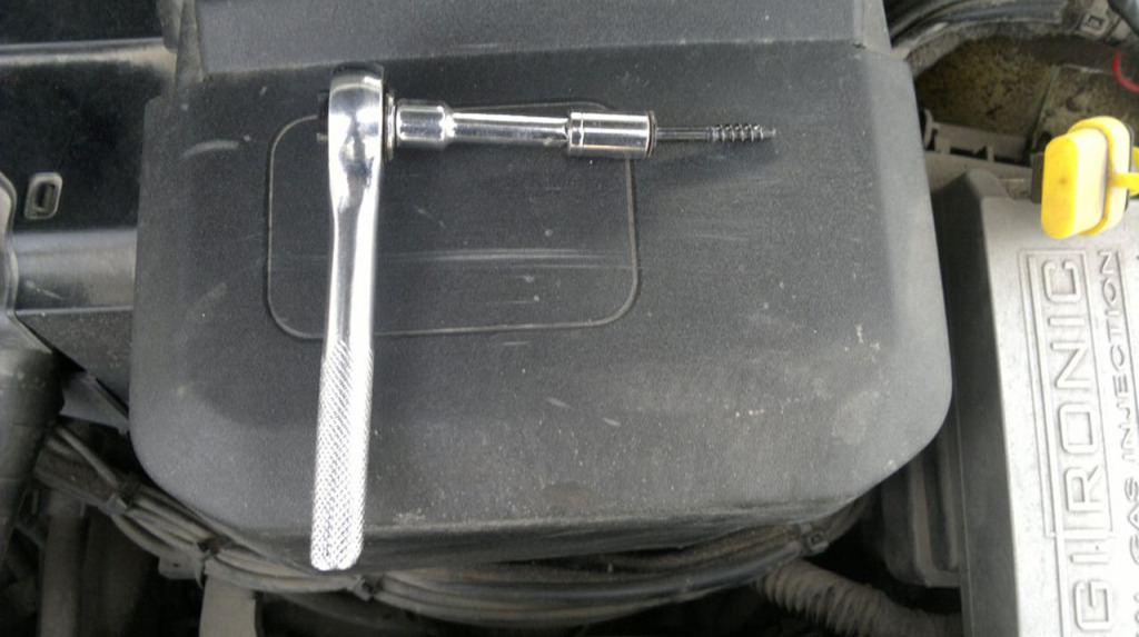 как поменять воздушный фильтр форд фокус 2 рестайл